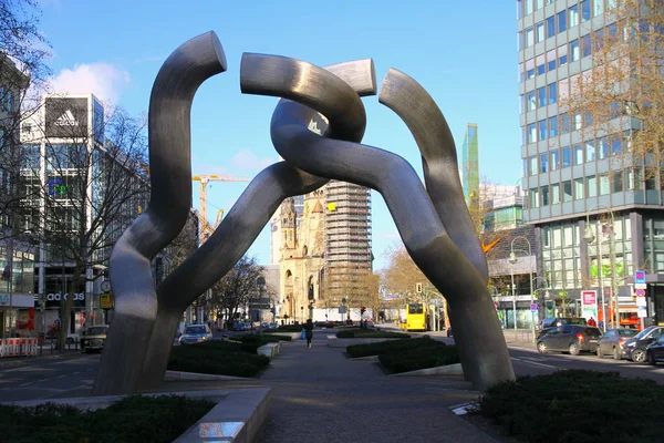 ドイツ ベルリン 2015年2月8日 現代美術のベルリン彫刻とカイザー ヴィルヘルム記念教会が背景にあります ストック画像