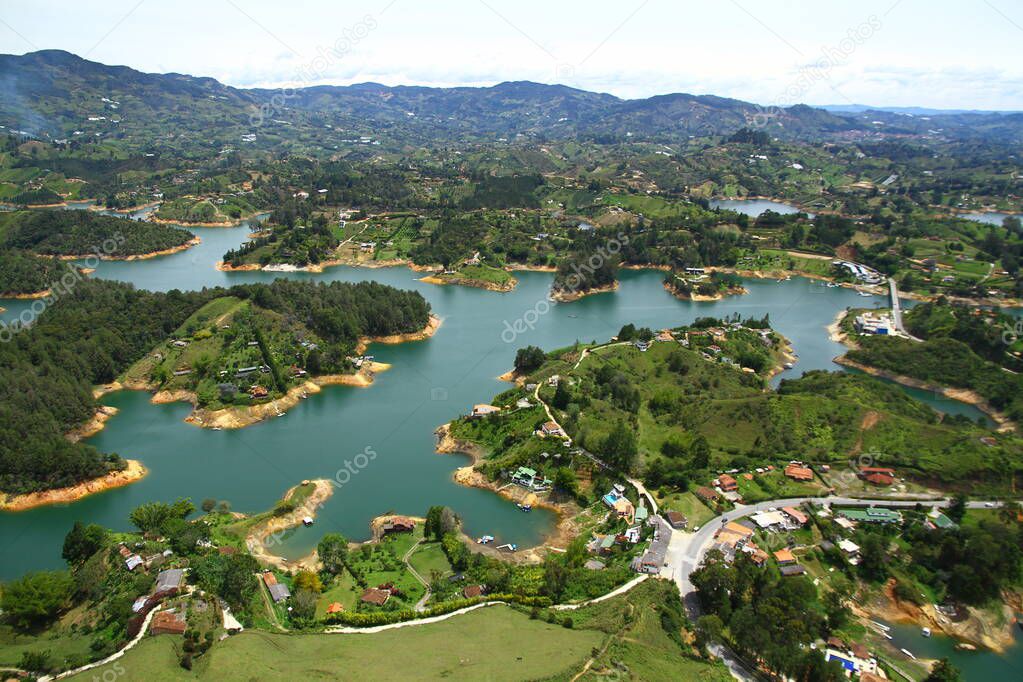 Una hermosa vista panorámica del lago embalse El Penol desde la