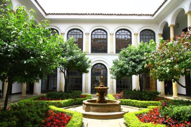Botero Müzesi, Bogota, Kolombiya - 28 Nisan 2019. Bogota 'da bir koloni evinde bulunan Botero Müzesi' nin güzel avlusundan bir manzara..