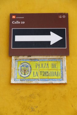 Plaza De La Trinidad, Cartagena, Kolombiya - 17 Mayıs 2019. Plaza de la Trinidad 'ın sokak tabelası. İngilizcede 