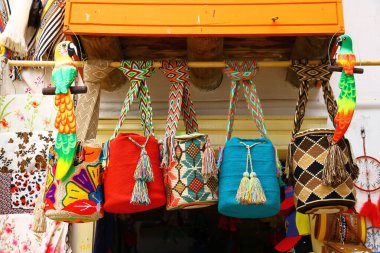 El yapımı çantalar, şapkalar, kıyafetler, hediyelik eşya satan dükkanlar. 