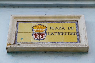 Plaza de la Trinidad 'ın sokak tabelası. İngilizcede 