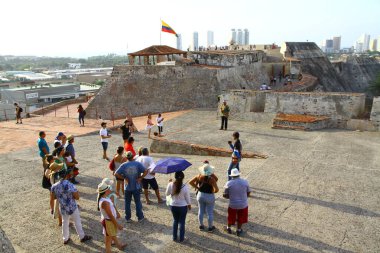 SAN FELIPE Şatosu, CARTAGENA, KOLOMBİA - 18 Mayıs 2019. Kartagena 'daki San Lazaro Tepesi' nde yer alan San Felipe Kalesi 'nin terasından bir manzara. Bir grup var ki onların sözlerini dinliyorlar.