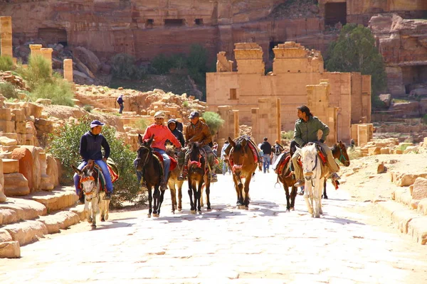 Ancient City Petra Jordanië April 2015 Bezoekers Oude Stad Petra — Stockfoto