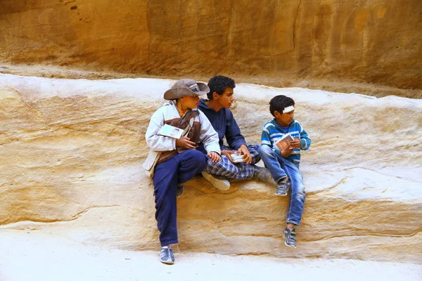 Αρχαία Πόλη Της Πέτρας Ιορδανία Απριλίου 2015 Παιδιά — Φωτογραφία Αρχείου