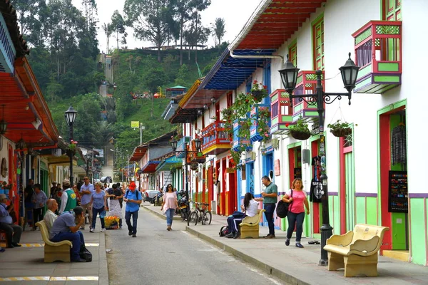 Salento Colombia May 2019 Salentoのダウンタウンにカラフルな植民地時代の建物がある通りの景色 — ストック写真