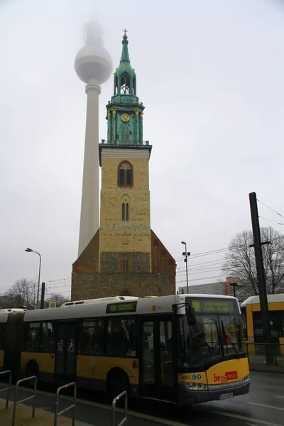 Berlin Februar 2015 Marienkirche Und Berliner Fernsehturm Ganz Hinten Nebel — Stockfoto