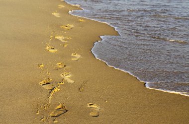 Sahildeki ayak izlerinin manzarası