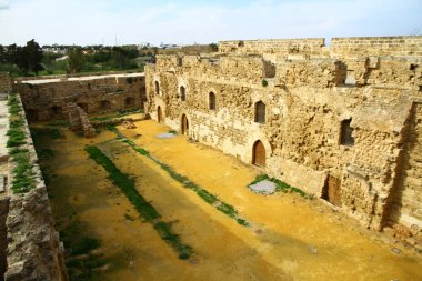 FAMAGUSTA, CYPRUS - 13 Ocak 2018. Kuzey Kıbrıs, Famagusta 'daki Othello Kalesi' nin duvarlarından bir manzara. 