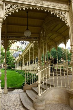 KARLOVY VARY, CZECH Cumhuriyet - 30 Mayıs 2009. Karlovy Vary 'deki Park Colonnade' den bir manzara. 