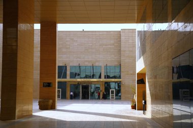 Şanlıurfa, Türkiye - 20 Ekim 2018. Göbeklitepe, Nevali Cori, Harran gibi çevre bölgelerden geniş bir koleksiyona sahip olan Sanliurfa Arkeoloji Müzesi 'nin girişinden bir manzara.