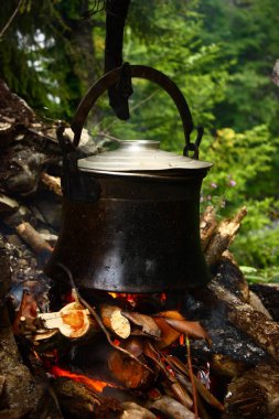Ormandaki ateşte siyah çaydanlık