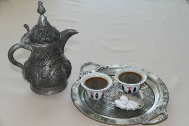 Geleneksel fincanlar ve bakır tepsiyle kahve sunumu