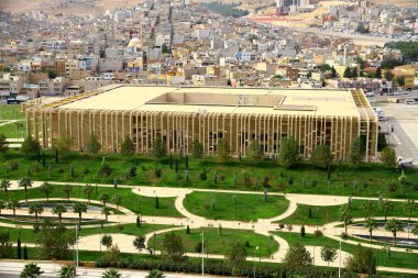 SANLIURFA ARCHAEOLOJİ MÜZESİ, SANLIURFA, TURKEY - 20 Ekim 2018. Tepedeki Sanliurfa Arkeoloji Müzesi 'nin panoramik manzarası.