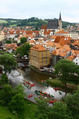 CESKY KRUMLOV, CZECH REPUBLIC - 28 Mayıs 2009. Gençler Vltava Nehri 'nde kano yapıyor..