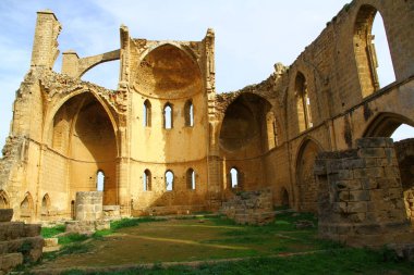 Famagusta Kuzey Kıbrıs 'taki Aziz George Rum Ortodoks Kilisesi kalıntılarının panoramik manzarası.