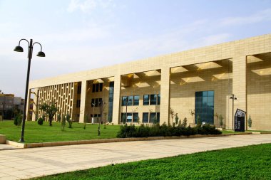 Şanlıurfa, Türkiye - 20 Ekim 2018. Göbeklitepe, Nevali Cori, Harran gibi çevre bölgelerden geniş bir koleksiyona sahip olan Sanliurfa Arkeoloji Müzesi 'nin girişinden bir manzara.