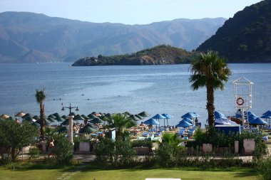 Dağ sırası ve göl manzarası