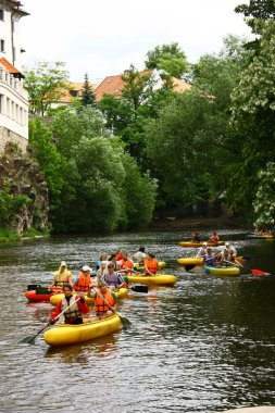 CESKY KRUMLOV, CZECH REPUBLIC - 28 Mayıs 2009. Gençler Vltava Nehri 'nde kano yapıyor..