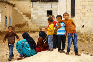 HARRAN, SANLIURFA, TURKEY - 21 Ocak 2018. Harran 'ın çocukları mahallede birlikte oynamaktan zevk alıyor..