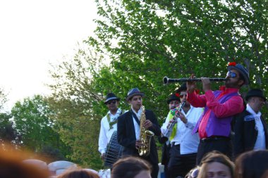 İSTANBUL, TURKEY- 5 Mayıs 2010. Hdrellez, Kahinlerin Al-Khidr ve Elijah 'ın Dünya' da buluştuğu gün olarak kutlanır. Bu, mevsimlik festivallerden biridir ve aynı zamanda ilkbaharın gelişi olarak da kutlanır.. 