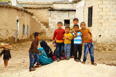 HARRAN, SANLIURFA, TURKEY - 21 Ocak 2018. Harran 'ın çocukları mahallede birlikte oynamaktan zevk alıyor..