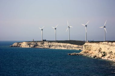 Bozcaada, Türkiye 'deki Polente Feneri yakınlarındaki rüzgar değirmenleri