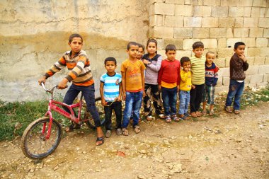 HARRAN, SANLIURFA, TURKEY - 21 Ocak 2018. Harran 'ın çocukları mahallede birlikte oynamaktan zevk alıyor..