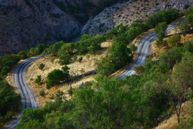 Dağlardaki güzel yol manzarası