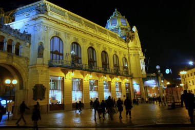 Akşamları mimari, eski binalar, Prag, Çek manzaralı cadde manzarası.