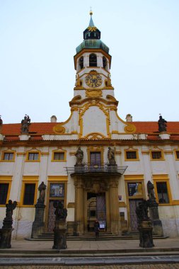 Mimari ön cepheli sokak manzarası eski binalar, Prag, Çek