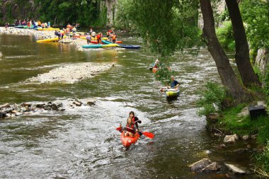 CESKY KRUMLOV, CZECH REPUBLIC - 28 Mayıs 2009. Gençler Vltava Nehri 'nde kano yapıyor..