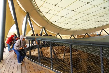 GOBEKLITEPE, SANLIURFA, TURKEY -21 Ekim 2018. Göbeklitepe Tapınağı 'nın 12.000 yıllık kazı alanından bir manzara. Onları hava koşullarından korumak için harabelerin üzerine bir çatı inşa ettiler.