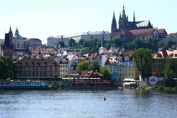 2009年5月25日 布拉格 游客们正在布拉格的Vltava河边享受这一天并拍照 — 图库照片