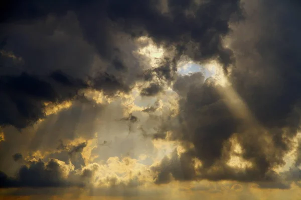 Sonnenscheinwerfer Bewölkten Dunklen Wetter — Stockfoto