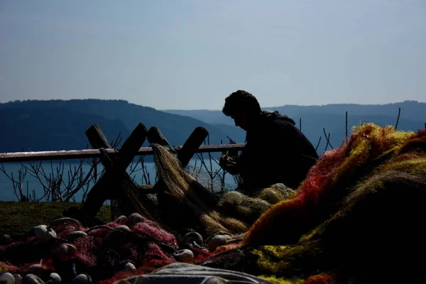 Sariyer Κωνσταντινούπολη Τουρκία Μαρτίου 2011 Ένας Ψαράς Επισκευάζει Δίχτυ Του — Φωτογραφία Αρχείου