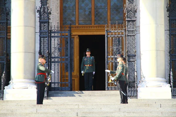最も忙しい ハンガリー 2015年2月14日 ハンガリー国会議事堂前での衛兵交代式 — ストック写真