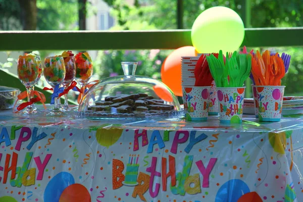 ろうそくとキャンディーでカラフルなテーブルお誕生日パーティー — ストック写真