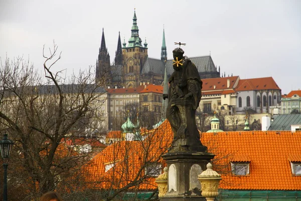 Straatzicht Met Gevels Van Architectuur Oude Gebouwen Praag Tsjechisch — Stockfoto