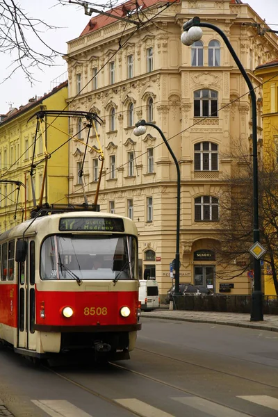 Praga Czech Republic Febrero 2015 Vista Calle Con Tranvía Rojo — Foto de Stock