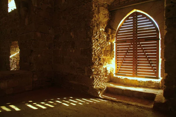 Staré Dřevěné Dveře Osvětlené Sluncem — Stock fotografie