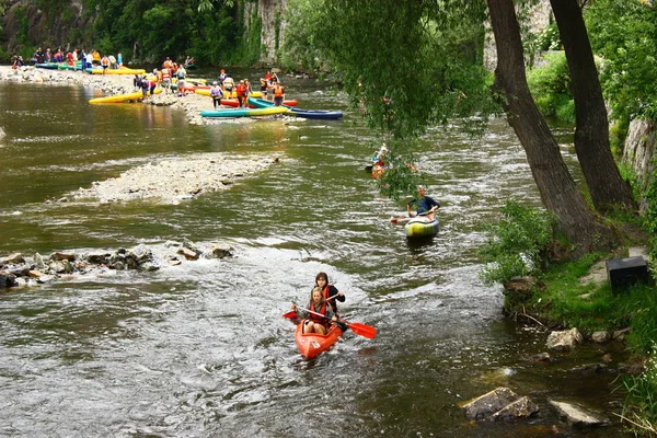 Ceskien Krumlov Tjeckien Maj 2009 Ungdomar Paddlar Floden Vltava — Stockfoto