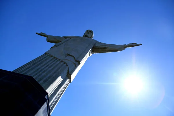 REDEEMER STATUE, RIO DE JANEIRO, BREZİL. 11 Şubat 2014 'te. Brezilya Hristiyanlığının bir sembolü olarak inşa edildi ve insanlar Corcovado Dağı 'nda İsa heykelinin şehri koruduğuna inanıyorlar..