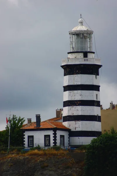 街の港にある灯台の眺め ロイヤリティフリーのストック画像