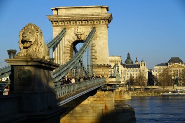 Budapeşte 'nin batı ve doğu yakasını Budin ve Pest' e bağlayan Zincir Köprüsü..