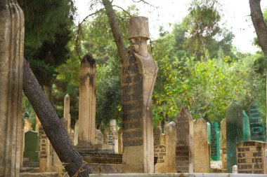 SANLIURFA, TURKEY - 20 Ekim 2018. Sanliurfa 'daki tarihi mezarlıktan bir manzara. Çok eski mezar taşları var. Mezarlıkta..