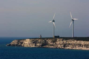 Bozcaada, Türkiye 'deki Polente Feneri yakınlarındaki rüzgar değirmenleri