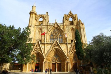 Kuzey Kıbrıs 'ın Famagusta kentindeki Aziz Nicholas Katedrali olarak bilinen Lala Mustafa Paşa Camii' nin cephesi.