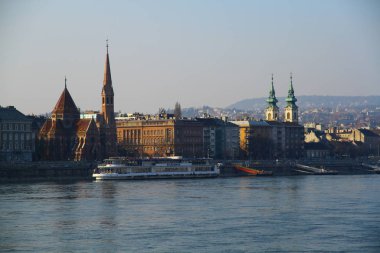 BUDAPEST, AÇIK - 14 Şubat 2015. Szent Istvan szobra Kilisesi Tuna Nehri 'nin kıyısında..