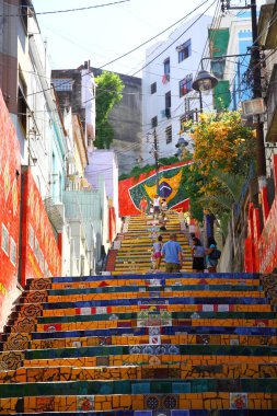 SELARON STEPS, RIO DE JANEIRO, BREZİL - 11 Şubat 2014. Dünyanın dört bir yanından gelen renkli fayanslarla kaplı Selaron merdivenleri Rio de Janeiro 'nun başlıca turistik merkezlerinden biridir..